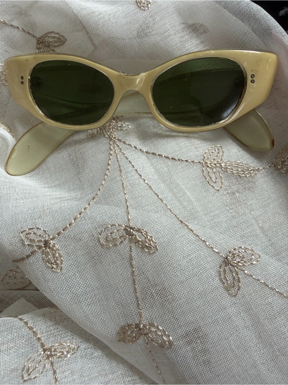 Vintage-1950s Cream Cat Eye Sunglasses - Unbranded